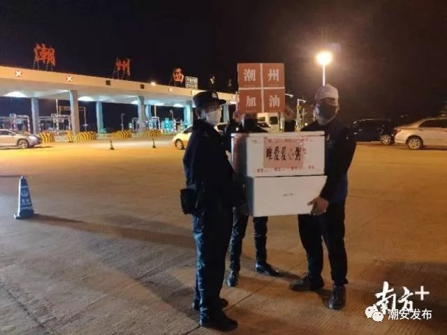 唯愛(ài)慈善會(huì)每晚都為站點(diǎn)送來(lái)愛(ài)心粥。