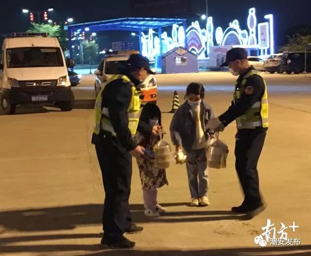深夜送來(lái)愛(ài)心粥的可愛(ài)女孩。