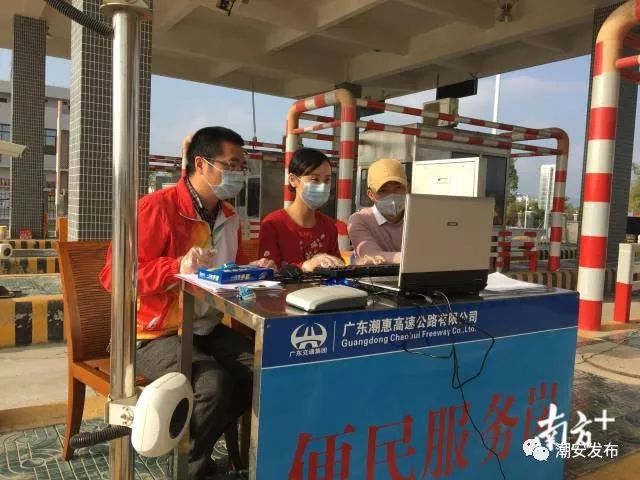 王珂(中)不是一個(gè)人在“戰(zhàn)斗”。