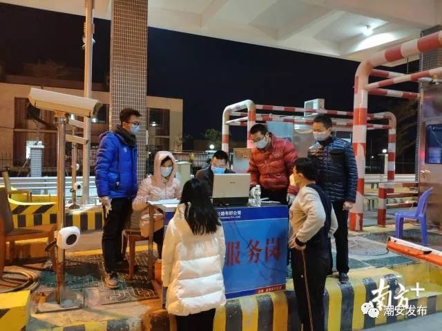 執(zhí)勤中的王珂(左二)。