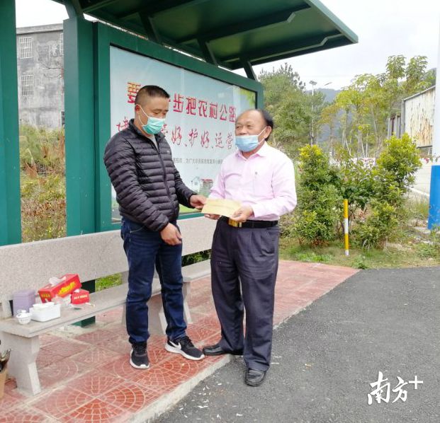 南馥茶業(yè)黨支部送上慰問(wèn)金。